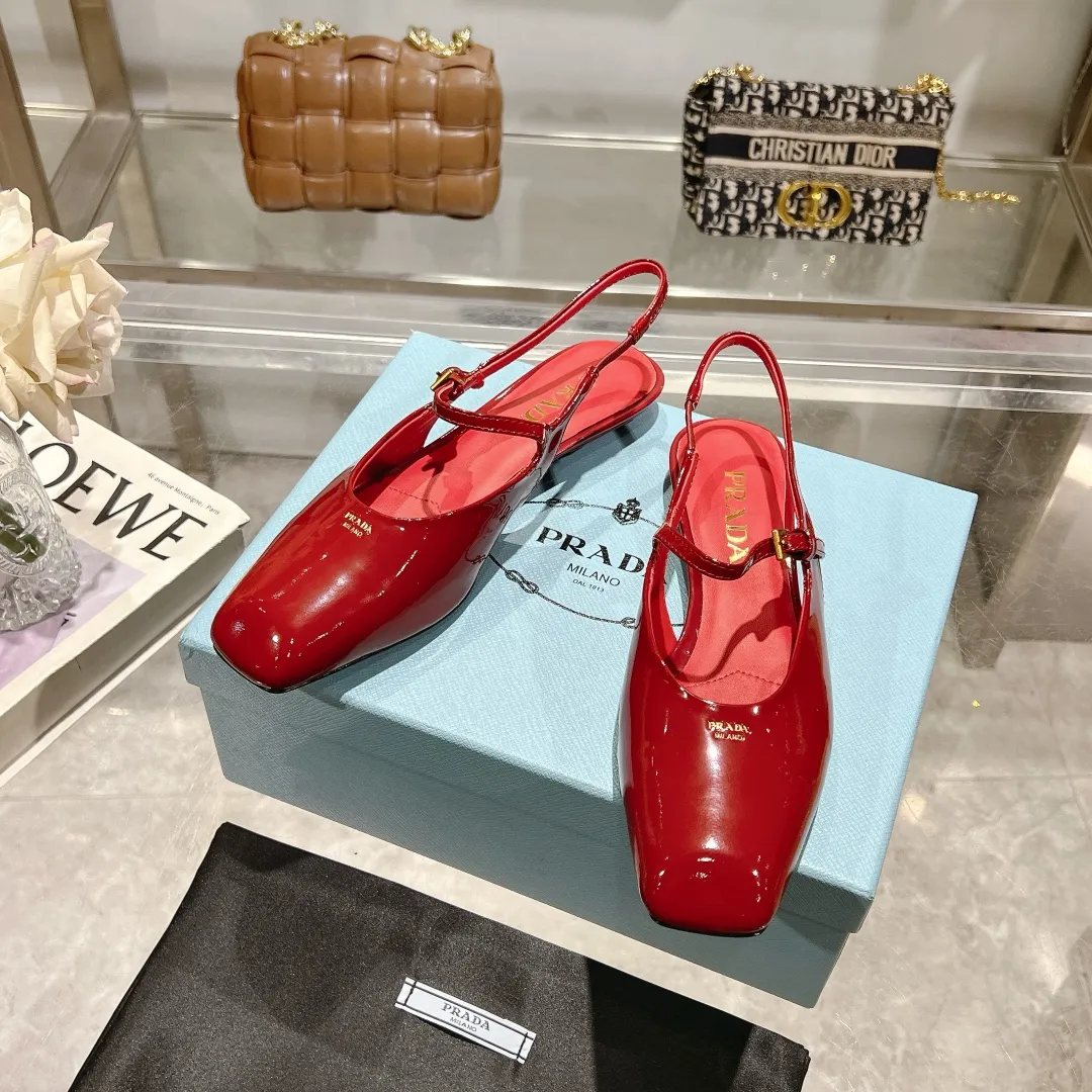 👟👟Ex-factory price 500👟👟 25-year new model launched on the catwalk star's new fashion trend [PRADA] square toe high heel square heel thick heel sandal back empty single shoe. ✨✨The upper is made of imported cow patent leather, the open edge beads and the inner pads are made of imported sheepskin, and the Italian injection molded leather outsole. ⚠️3 heel heights: flat, 5.5cm, 8.3cm. 🐎size: 35-40 (41 can be customized, non-refundable)